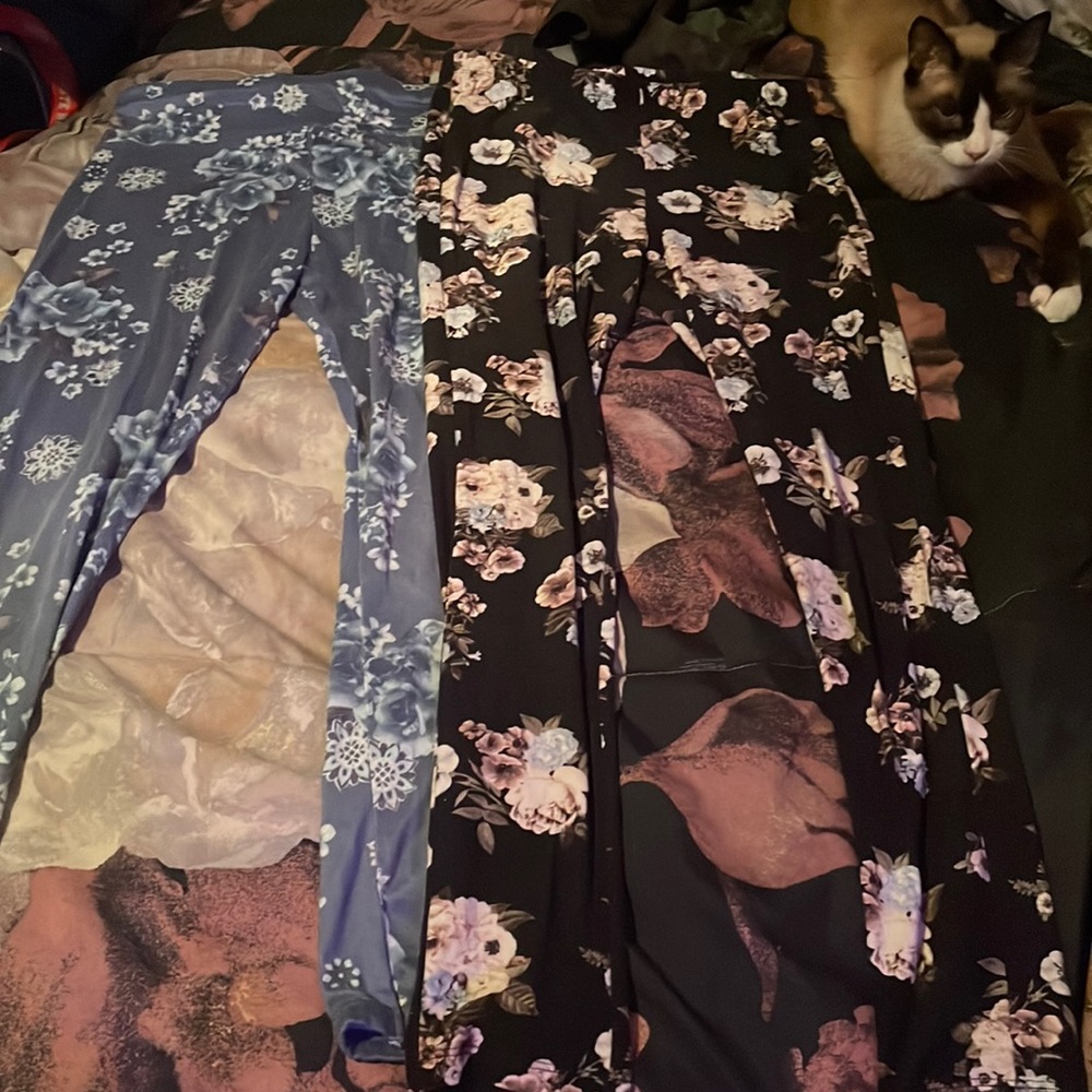 Blue an black leggings with floral print